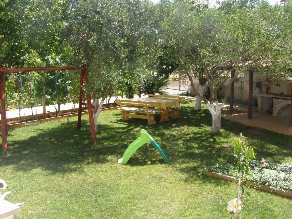 Apartments Tina Pula Exterior photo